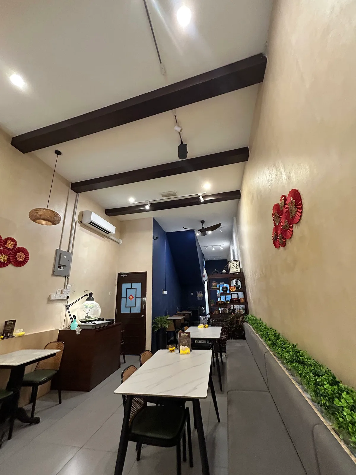 Li Er Nyonya Cafe — interior