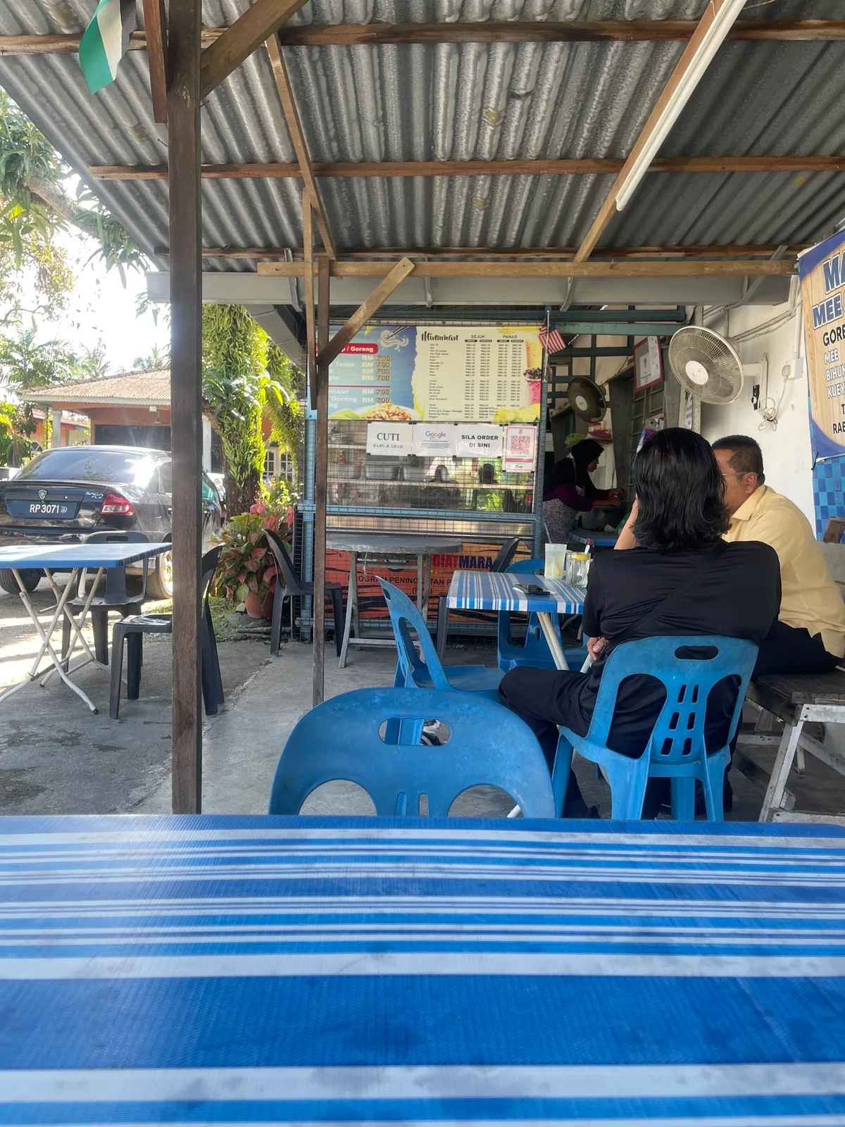 Mak Ngah Mee Dan Pasembor — interior