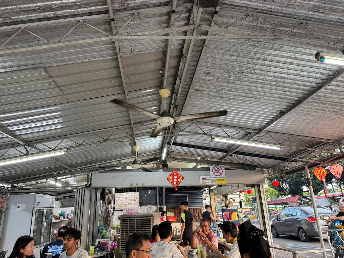 Perak Road Fish Head Beehoon — interior
